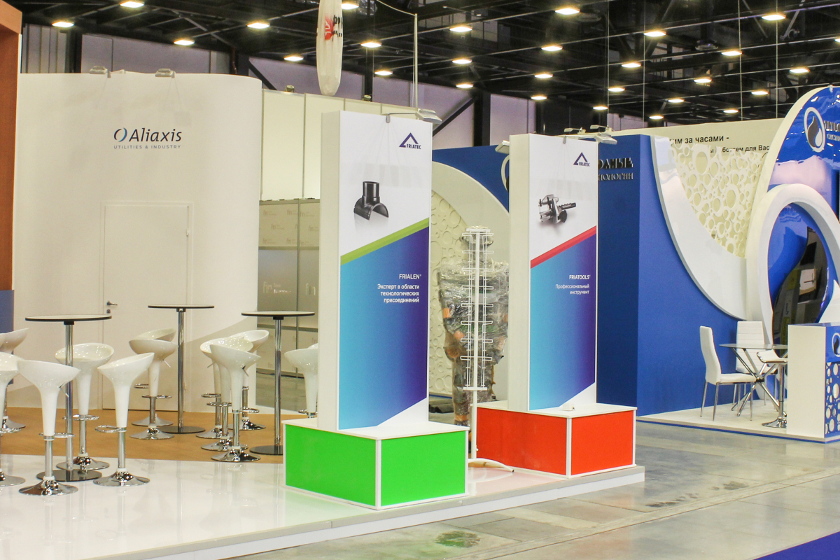 Portable pop-up trade show display with retractable banner